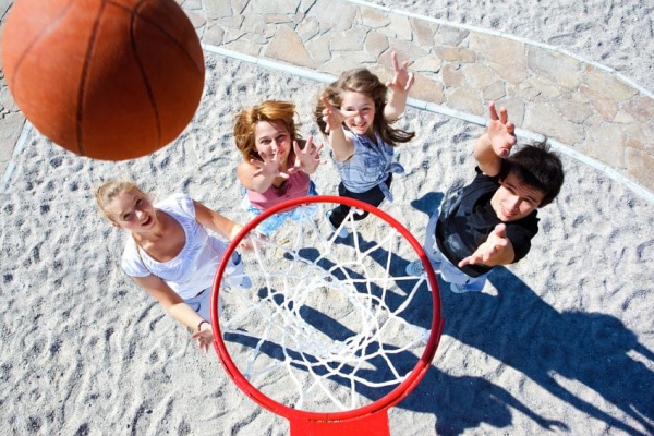 Jeunes jouant au basket