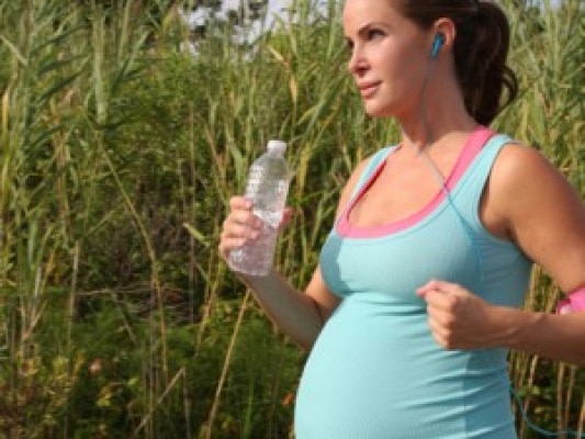Femme enceinte en train de courir